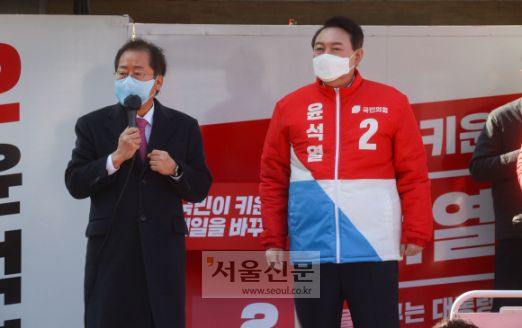 홍준표 국민의힘 의원이 공식선거운동 첫날인 15일 대구 동구 동대구역 광장에서 열린 선거 유세에서 윤석열 대선 후보 지지 연설을 하고 있다.2022. 2. 15 김명국 선임기자