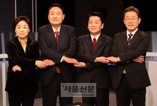 2일 저녁 서울 여의도 KBS 본관에서 열린 중앙선거방송토론위원회 주관 제20대 대통령선거 후보 초청 3차 법정 TV 토론회에서 대선 후보들이 선전을 다짐하고 있다. 왼쪽부터 정의당 심상정, 국민의힘 윤석열, 국민의당 안철수, 더불어민주당 이재명 대선후보. 2022.3.2 김명국 선임기자