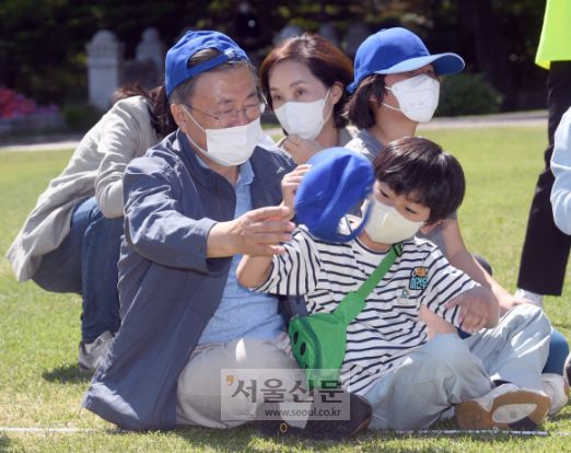- 문재인 대통령이 5일 청와대 녹지원에서 열린 2022년 어린이날 100주년 기념 청와대 어린이 초청행사에서 어린이에게 모자를 전해주고 있다. 2022. 5. 5 박지환 기자