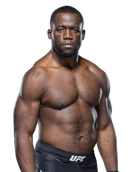 박준용과 대결을 펼차는 카메룬의 타폰 은추크위. 시진=UFC