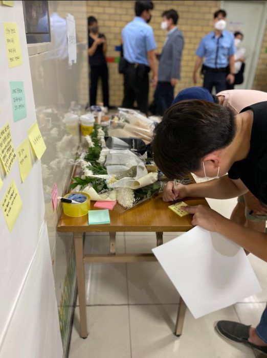 스토킹 범죄로 지난 14일 여성 역무원 살인사건이 일어난 신당역 여자화장실 앞 추모장소에 방문한 청년들이 추모 메시지를 작성하고 있다. (사진=안수연 인턴기자)