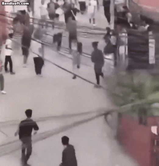 비슈누 프라사드 파우델 재무부 장관으로 추정되는 인물이 시위대에 폭행당하는 모습. /엑스