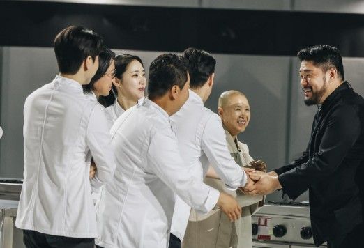 출연자들과 인사를 나누는 이하성 셰프. 사진 |  이하성 SNS