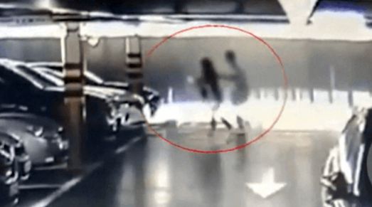 피의자 A가 피해자 B 여성을 흉기를 들고 쫓고 있는 장면    MBC 방송 캡처