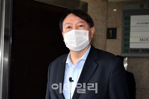 윤석열 전 검찰총장이 15일 서울 종로구 경희궁길 반기문재단에서 반 전 UN 사무총장을 예방한 후 취재진의 질문에 답변하고 있다.(사진=국회사진취재단)