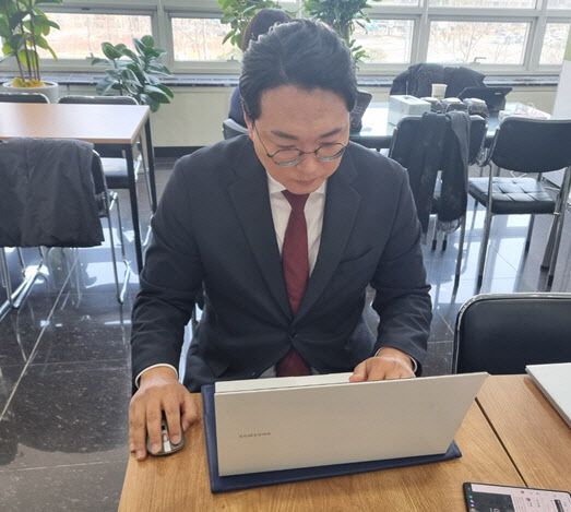 천하람 국민의힘 대표 후보가 2일 한문철TV 스스로닷컴에 장예찬 국민의힘 청년 최고위원 후보의 불법 레이싱 의혹 영상을 제보하고 있다. (사진=천하람 후보 측)