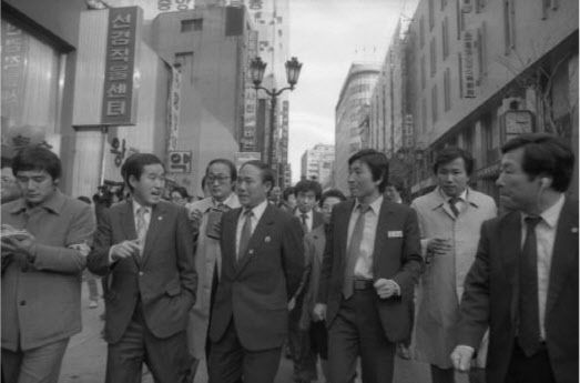 1985년 12월 제10차 적십자 본회담으로 한국을 방문한 북한기자들이 명동 관광을 하고 있다.(사진=한국정책방문원)