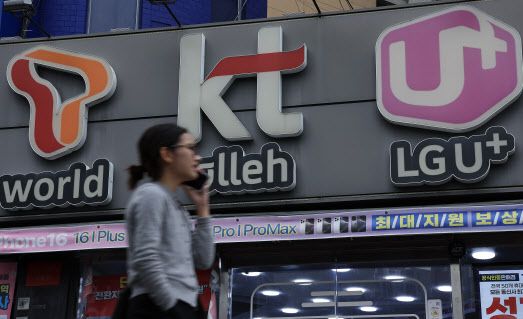 서울의 한 휴대폰 매장 앞으로 시민이 지나가고 있다.(사진=뉴스1)