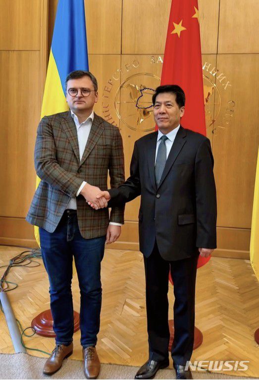 우크라이나를 방문한 중국 리후이 유라시아 사무 특별대표가 키이우에서 트미트로 쿨레바 외무장관을 만나 악수를 나누고 있다. (사진출처: 중국 외교부 홈페이지 캡처) 2023.05.18