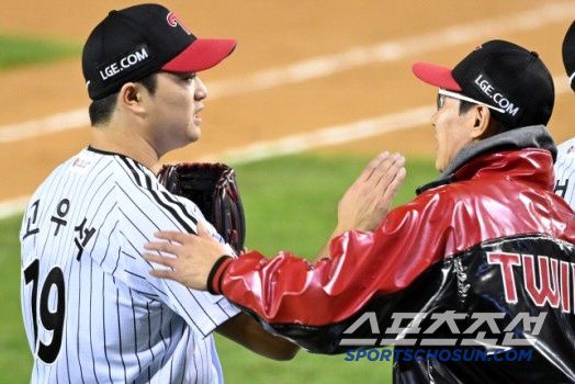 8일 잠실야구장에서 열린 한국시리즈 2차전 KT와 LG의 경기, LG가 5대4로 승리했다. 경기 종료 후 LG 염경엽 감독과 고우석이 기쁨을 나누고 있다. 잠실=허상욱 기자wook@sportschosun.com/2023.11.08/