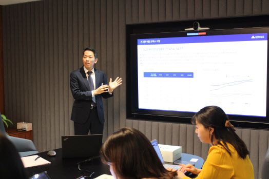 정진우 쿠시먼앤드웨이크필드 리서치팀장이 5일 서울 중구 서울파이낸스센터에서 올해 부동산 시장 리뷰 및 내년 전망을 진행하고 있다. (사진=쿠시먼앤드웨이크필드)