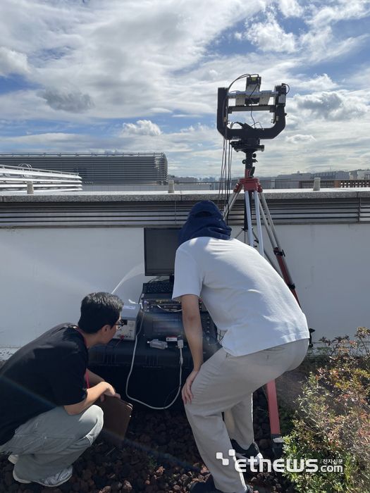 LG전자 연구원들이 서울 마곡 LG사이언스파크에서 6G 테라헤르츠 대역 송수신 테스트를 진행하고 있다.