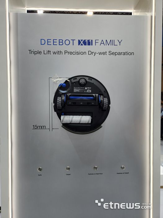 에코백스 디봇 X11 로봇청소기 바닥면이 부스 중앙에 전시돼있다 (사진=김신영 기자)