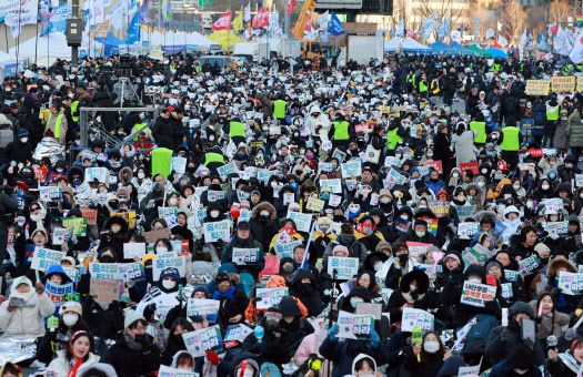 8일 서울 종로구 경복궁역 일대에서 열린 윤석열 대통령 즉각 퇴진 사회대개혁 비상행동 주최 10차 범시민대행진 집회에서 참가자들이 구호를 외치고 있다.(사진=연합뉴스)
