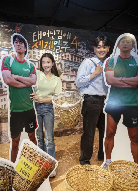 모델이 태어난 김에 하는 팝업에 설치된 포토존에서 포즈를 취하고 있다. 신세계 제공