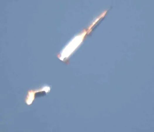 비행 중 1단 부스터가 분리되는 장면. 2단 로켓이 점화되며 극초음속 영역으로 진입한다. 엑스(@mason_8718)