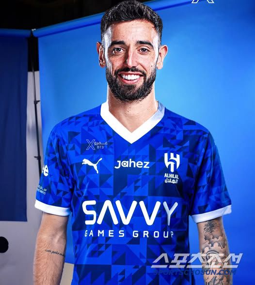 알 힐랄이 이적료 1억파운드(약 1861억원)에 주급 70만파운드(약 13억원)의 파격 조건으로 페르난데스의 영입을 추진했다.   지난 5월 31일 BBC와 더 타임즈, 스카이스포츠 등 영국 현지에서도 공신력을 인정받은 매체들이 일제히 페르난데스의 이적설을 보도한 바 있다. 알힐랄은 페르난데스가 우선 제안을 수락하면 맨유에 1억 파운드의 이적료를 제시하는 방식으로 영입을 추진했다.  사진=트위터 캡쳐