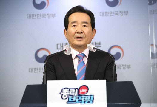 정세균 국무총리가 4일 오후 정부서울청사 브리핑실에서 두 번째 정례브리핑을 하고 있다.(사진=연합뉴스)