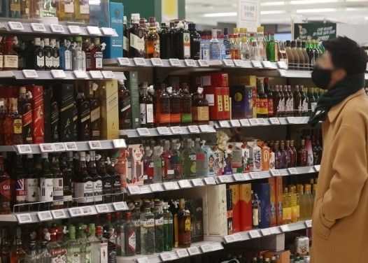 대형마트에서 다양한 술을 보고 있는 손님. [연합]