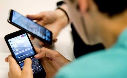 스마트폰을 보고 있는 학생들. [연합]