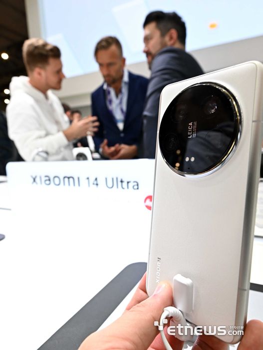 세계 최대 이동통신 박람회 MWC24(모바일 월드 콩그레스)가 '미래가 먼저다(Future First)'를 주제로 스페인 바르셀로나 피라 그란 비아에서 열렸다. 개막 2일차인 27일(현지시간) 참관객이 샤오미의 샤오미14울트라를 살펴보고 있다. 바르셀로나(스페인)=이동근기자 foto@etnews.com