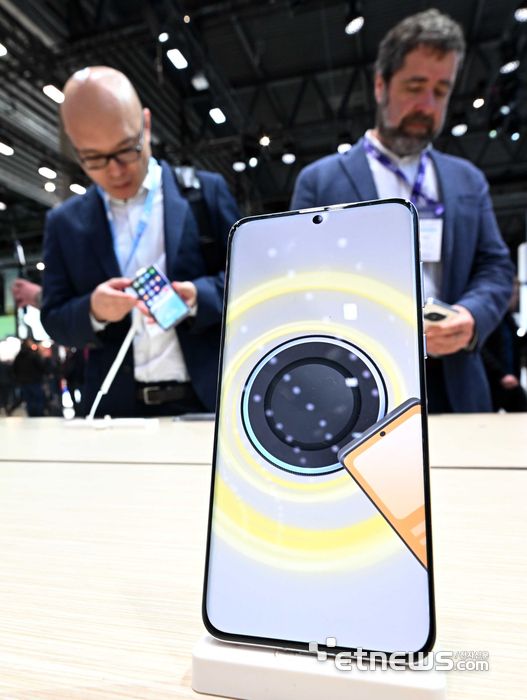 세계 최대 이동통신 박람회 MWC24(모바일 월드 콩그레스)가 '미래가 먼저다(Future First)'를 주제로 스페인 바르셀로나 피라 그란 비아에서 열렸다. 개막 2일차인 27일(현지시간) 참관객이 화웨이의 메이트60 시리즈를 살펴보고 있다. 바르셀로나(스페인)=이동근기자 foto@etnews.com