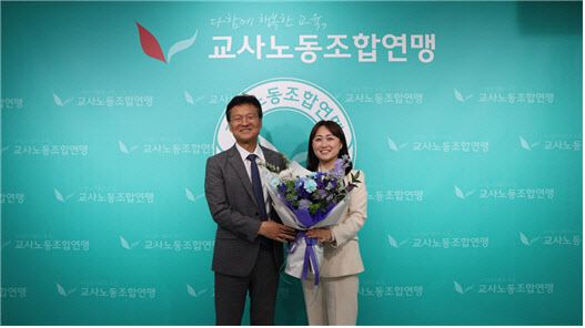 11일 교사노동조합연맹에서 김용서 교사노동조합연맹 위원장(왼쪽)과 백승아 더불어민주연합 비례대표 당선인(오른쪽)이 기념사진을 촬영하고 있다. (사진=교사노동조합연맹)
