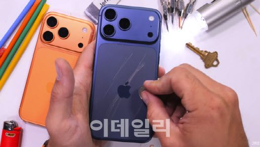 아이폰17 프로(사진=IT 유튜버 제리릭에브리띵(JerryRigEverything) 영상 캡처)