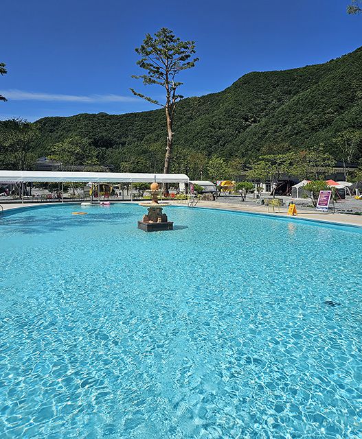 ▲태백호텔 인근 눈꽃야영장에 최근 개장한 야외 수영장은 이국적인 모습을 보이고 있다. ⓒ프레시안