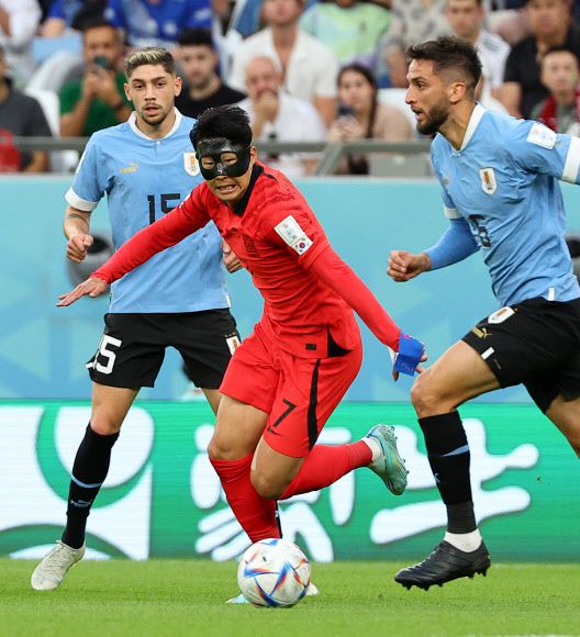 주장 완장 손에 들고 공격하는 손흥민 - 24일 오후(현지시간) 카타르 알라이얀의 에듀케이션 시티 스타디움에서 열린 2022 카타르 월드컵 조별리그 H조 1차전 대한민국과 우루과이 경기. 대한민국의 손흥민이 주장 완장을 손에 들고 공격하고 있다.  2022.11.24 연합뉴스