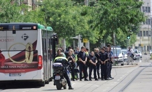 10일 오스트리아 그라츠에서 발생한 학교 총기 난사 사건 직후 경찰들이 현장 인근에서 경계 업무를 하고 있다. 그라츠 로이터 연합뉴스