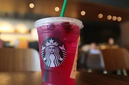스타벅스는 차가운 음료는 플라스틱 컵에 담아 제공해 왔다. 게티 이미지