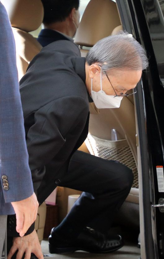 이명박 전 대통령이 30일 오전 진료를 위해 서울 종로구 서울대학교병원에 도착, 차에서 내리고 있다 (사진=연합뉴스)