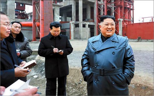 김정은(오른쪽) 북한 국무위원장이 새해 첫 공개활동으로 평남 순천시 순천인비료공장 건설 현장을 찾아 현지 지도하는 모습. 올 1월 7일 조선중앙통신이 공개한 사진 속 김 위원장은 가죽 외투를 입은 채 수행한 간부들 옆에서 웃고 있다(사진=연합뉴스).