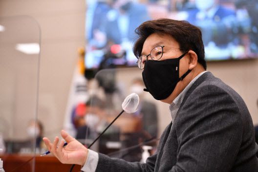 권성동 국민의힘 의원이 지난달 25일 오후 서울 여의도 국회에서 열린 법제사법위원회 현안질의에서 박범계 법무부 장관을 상대로 질의하고 있다.(사진=국회사진취재단)