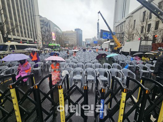 윤석열 전 대통령의 지지자들이 5일 서울 종로구 광화문 광장에서 탄핵 반대 집회에 참여하고 있다.(사진=이영민 기자)