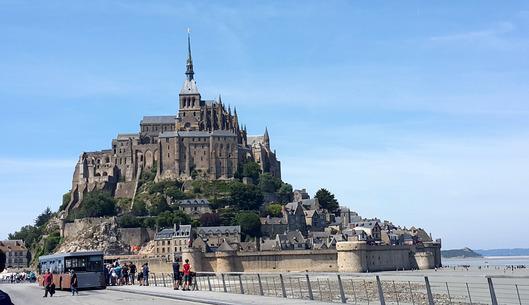 파리에서 서쪽으로 약 340km 떨어진 몽생미셸(Mont-Saint-Michel)은 생말로만 연안에 떠 있는 아름다운 수도원으로 해마다 많은 관광객들이 찾는 인기 명소다.