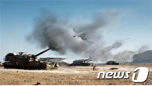 (서울=뉴스1) = 방위사업청은 우리 군 화력 전력의 주력무기인 K9자주포를 성공적으로 군에 배치 완료함으로써 전력화 사업을 종결했다고 13일 밝혔다.   K9자주포는 우리 포병부대의 화력 전투능력 및 생존성을 향상해, 포병전력을 강화하기 위해 야심차게 준비한 한국군의 주력 무기다. 사진은 K9자주포 사격훈련 모습. (방위사업청 제공) 2020.11.13/뉴스1