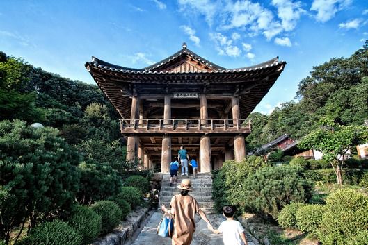 사진은 세계문화유산으로 등재된 경북 영주 부석사를 찾은 한 가족이 범종루 앞 계단을 오르는 모습. /조선DB