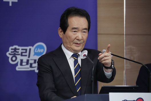 정세균 국무총리가 지난 11일 오후 정부서울청사 브리핑실에서 열린 3차 정례 브리핑에서 질문을 받을 기자를 지명하고 있다. 정 총리는 “성역 없이 문제가 있는 부분은 다 확인하고 해서 철저하게 발본색원하겠다”고 말했다. (사진=연합뉴스)