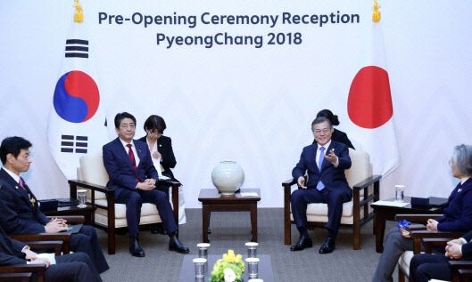 문재인 대통령이 평창올림픽 개막식이 열리는 2018년 2월 9일 오후 강원도 용평 블리스힐스테이에서 아베 신조 일본 총리와 정상회담을 하고 있다.(사진=연합뉴스)