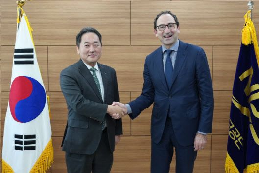 김태현 국민연금공단 이사장은 8일 오전 국민연금공단 서울남부지역본부에서 조나단 그레이 블랙스톤 사장 겸 최고운영책임자와 면담했다. (사진=국민연금)