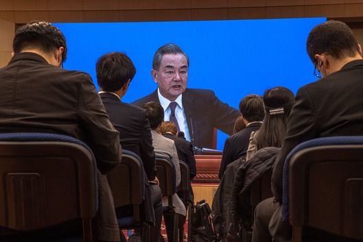 왕이 중국 외교부장은 7일 전국인민대회(전인대) 계기로 열린 내외신 기자회견에서 기자들의 질문에 답하고 있다./EPA 연합뉴스
