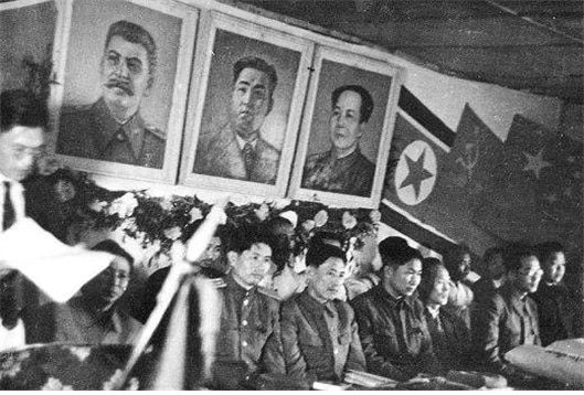 스탈린, 김일성, 마오쩌둥의 초상화를 내걸고 정치 집회를 열고 있는 북한 인민군의 모습. /조선일보 DB