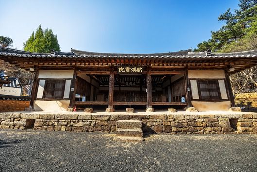 화마를 피한 안동 묵계서원은 다시 재방해 탐방객을 맞이하고 있다. '자원봉사 여행' 수요가 부쩍 늘었다. / 양수열 영상미디어 기자