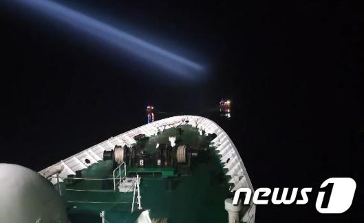 8일 오전 1시32분쯤 제주 서귀포시 대정읍 마라도 남서쪽 약 370㎞ 해상에서 남해지방해양경찰청 항공대 소속 헬기(S-92)가 추락, 해경이 수색작업을 벌이고 있다. (제주지방해양경찰청 제공) 2022.4.8/뉴스1