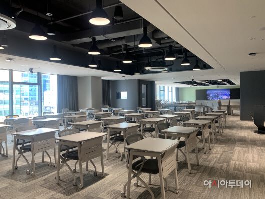 4층에 위치한 '스위치온' 회의실. 200명 내외로 수용이 가능하며, 의자만 깔았을 때는 500명까지도 가능하다./사진=최연재 기자