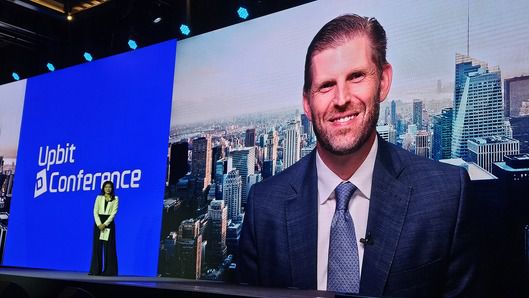 에릭 트럼프 월드리버티파이낸셜 부사장이 9일 서울 강남구 인터컨티네탈 호텔에서 열린 '업비트 D 컨퍼러스'에 화상으로 참여해 대담을 나누고 있다.