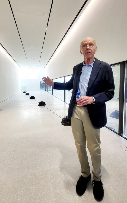 [사진=박현주미술전문기자] 28일 미국에서 내한한 작가 안소니 맥콜이 푸투라 서울에 전시한 1972년~2013년 제작한 '트래블링 웨이브' 작품을 설명하고 있다. 백색소음으로 구성된 고밀도의 음파는 파도 소리로 극대화 되어 공간적 감각을 자극한다. 2025.04.28. hyun@newsis.com *재판매 및 DB 금지