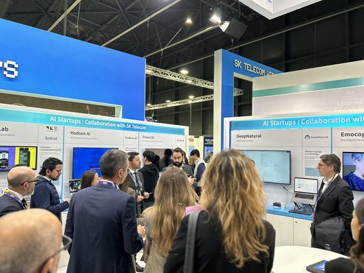 딥네츄럴(DeepNatural)이 자사 최신 LLMOps 솔루션을 MWC에서 선보인다.